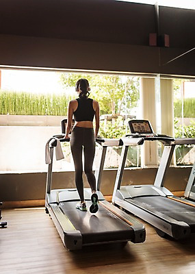 포토 JPG 전신 여자 해외여행 여행 파타야 태국 휴가 실내 건강 한명 서기 20대 성인 뒷모습 아웃포커스 운동복 운동 헬스 헬스장 한국인 런닝머신 성인여자한명만 국내포토 1 해외 옷 아시아 뷰포인트 모션 촬영기법 사람 동양인 청년 내부 운동기구 여자한명만 성인여자만 파일형식