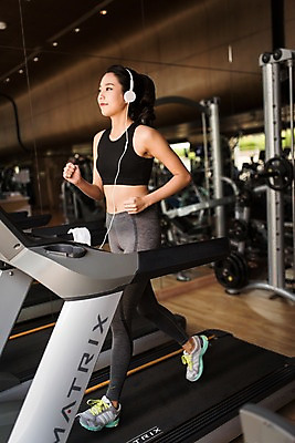 포토 JPG 전신 응시 여자 해외여행 여행 파타야 태국 휴가 실내 건강 한명 20대 성인 옆모습 아웃포커스 운동복 달리기 운동 헬스 헤드폰 음악감상 헬스장 한국인 런닝머신 성인여자한명만 국내포토 1 해외 시선 옷 아시아 뷰포인트 음향기기 모션 촬영기법 사람 동양인 청년 내부 운동기구 감상 여자한명만 성인여자만 파일형식