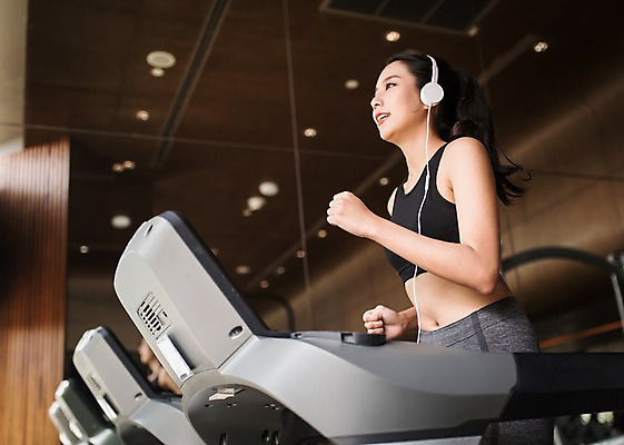 포토 JPG 응시 여자 해외여행 여행 파타야 태국 휴가 실내 건강 한명 상반신 20대 성인 옆모습 아웃포커스 운동복 달리기 운동 헬스 헤드폰 음악감상 헬스장 한국인 런닝머신 성인여자한명만 국내포토 1 해외 시선 옷 아시아 뷰포인트 음향기기 모션 촬영기법 사람 동양인 청년 내부 운동기구 감상 여자한명만 성인여자만 파일형식