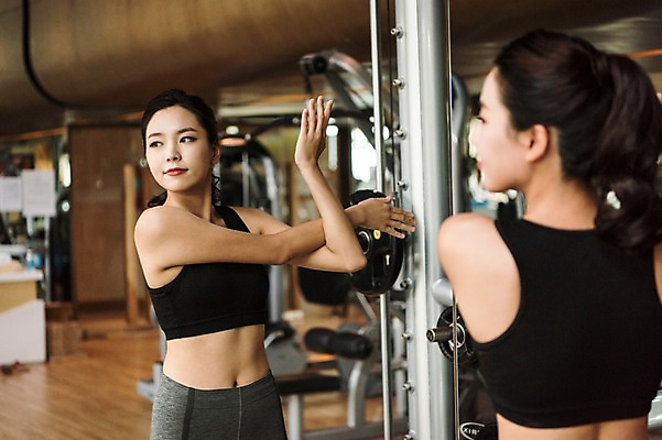 포토 JPG 응시 여자 해외여행 여행 파타야 태국 휴가 실내 건강 한명 서기 상반신 20대 성인 앞모습 뒷모습 아웃포커스 운동복 운동 헬스 스트레칭 헬스장 거울 한국인 성인여자한명만 국내포토 1 해외 시선 옷 아시아 뷰포인트 모션 촬영기법 사람 동양인 청년 내부 여자한명만 성인여자만 파일형식