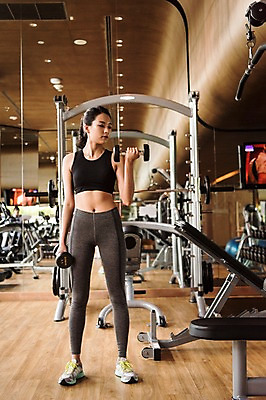 포토 JPG 전신 응시 여자 해외여행 여행 파타야 태국 휴가 실내 건강 한명 서기 들기 20대 성인 앞모습 아웃포커스 운동복 운동 헬스 아령 헬스장 한국인 근력 성인여자한명만 국내포토 1 해외 시선 옷 아시아 뷰포인트 모션 촬영기법 사람 동양인 청년 내부 여자한명만 성인여자만 파일형식