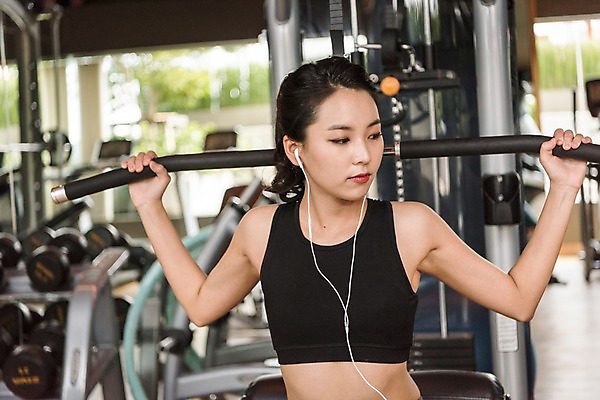 포토 JPG 응시 여자 이어폰 해외여행 여행 파타야 태국 휴가 실내 건강 한명 앉기 상반신 20대 성인 앞모습 아웃포커스 운동복 운동 헬스 음악감상 헬스장 한국인 근력 숄더프레스 성인여자한명만 국내포토 1 해외 시선 옷 아시아 뷰포인트 음향기기 모션 촬영기법 사람 동양인 청년 내부 감상 여자한명만 성인여자만 파일형식