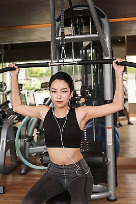 포토 JPG 응시 여자 이어폰 해외여행 여행 파타야 태국 휴가 실내 건강 한명 미소 앉기 상반신 20대 성인 앞모습 아웃포커스 운동복 운동 헬스 음악감상 헬스장 한국인 근력 숄더프레스 성인여자한명만 국내포토 1 해외 시선 옷 아시아 뷰포인트 음향기기 모션 촬영기법 표정 사람 동양인 청년 내부 감상 여자한명만 성인여자만 파일형식