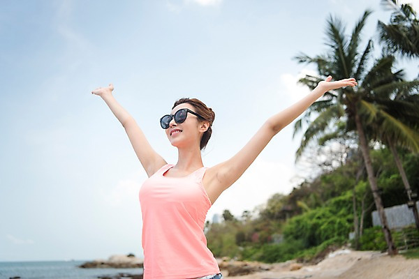 포토 JPG 주간 응시 여자 바다 로우앵글 해외여행 여행 파타야 태국 팔벌리기 휴가 한명 서기 웃음 상반신 20대 성인 해변 야외 앞모습 아웃포커스 선글라스 만세 한국인 즐거움 성인여자한명만 국내포토 자연요소 1 해외 시선 감정 아시아 안경 뷰포인트 모션 촬영기법 표정 사람 동양인 청년 여자한명만 성인여자만 파일형식