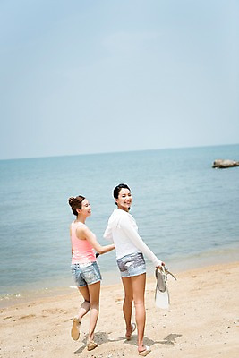 포토 JPG 주간 전신 여자 바다 해외여행 여행 파타야 태국 휴가 서기 웃음 들기 20대 성인 해변 야외 두명 옆모습 친구 우정 한국인 즐거움 스노클링용품 성인여자만 국내포토 자연요소 해외 감정 아시아 스포츠용품 뷰포인트 관계 모션 표정 사람 동양인 청년 스노클링 여자만 성인만 파일형식