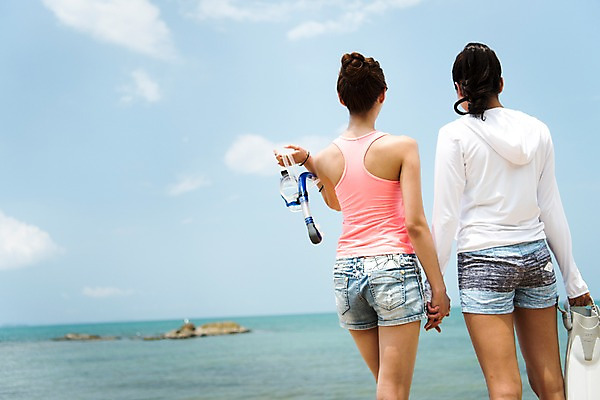 포토 JPG 주간 여자 바다 해외여행 여행 파타야 태국 휴가 서기 들기 상반신 20대 성인 해변 야외 두명 뒷모습 아웃포커스 친구 손잡기 우정 한국인 즐거움 스노클링용품 성인여자만 국내포토 자연요소 해외 감정 아시아 스포츠용품 뷰포인트 관계 모션 촬영기법 사람 동양인 청년 스노클링 여자만 성인만 파일형식