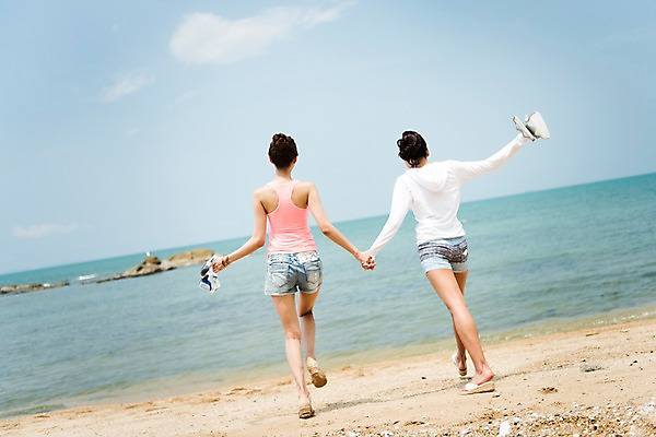 포토 JPG 주간 전신 여자 바다 해외여행 여행 파타야 태국 휴가 서기 들기 20대 성인 해변 야외 두명 뒷모습 친구 달리기 손잡기 우정 한국인 즐거움 스노클링용품 성인여자만 국내포토 자연요소 해외 감정 아시아 스포츠용품 뷰포인트 관계 모션 사람 동양인 청년 스노클링 여자만 성인만 파일형식