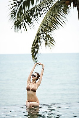 포토 JPG 주간 응시 여자 수영복 해외여행 여행 파타야 태국 휴가 수영장 한명 미소 앉기 상반신 20대 성인 야외 앞모습 비키니 선글라스 야자수 한국인 즐거움 기지개 안식처 성인여자한명만 국내포토 자연요소 나무 1 해외 시선 옷 감정 아시아 안경 뷰포인트 모션 휴식 표정 사람 동양인 청년 여자한명만 성인여자만 파일형식