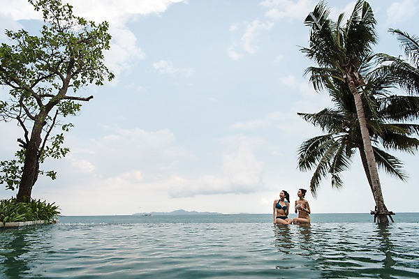 포토 JPG 주간 응시 여자 해외여행 여행 파타야 태국 휴가 수영장 들기 앉기 상반신 20대 성인 야외 두명 앞모습 친구 비키니 야자수 우정 한국인 칵테일 즐거움 성인여자만 국내포토 자연요소 나무 해외 시선 수영복 감정 아시아 뷰포인트 관계 모션 주류 사람 동양인 청년 여자만 성인만 파일형식