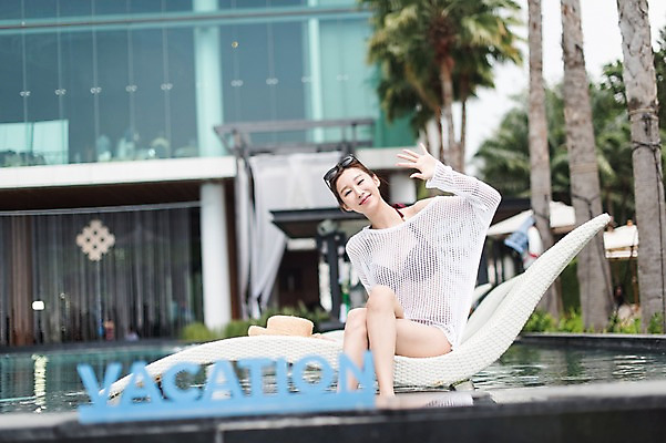 포토 JPG 주간 전신 여자 수영복 해외여행 여행 파타야 태국 휴가 휴식 수영장 한명 미소 앉기 20대 성인 야외 앞모습 선글라스 한국인 손인사 비치베드 성인여자한명만 국내포토 자연요소 1 해외 옷 아시아 안경 뷰포인트 컨셉 모션 표정 사람 동양인 청년 인사 여자한명만 성인여자만 파일형식