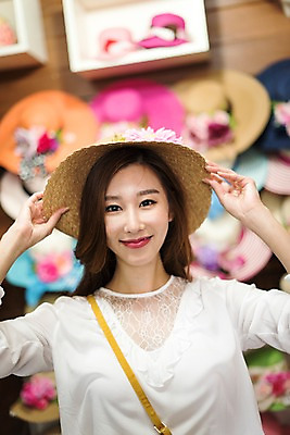 포토 JPG 모자 여자 해외여행 여행 파타야 태국 휴가 실내 한명 서기 웃음 상반신 20대 성인 앞모습 아웃포커스 쇼핑 한국인 잡기 쓰는 기념품 모자가게 성인여자한명만 국내포토 1 해외 잡화 아시아 뷰포인트 모션 촬영기법 표정 사람 동양인 청년 내부 상점 오브젝트 여자한명만 성인여자만 파일형식