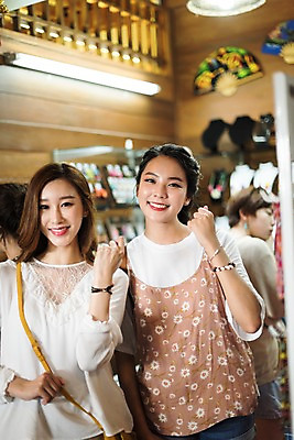 포토 JPG 여자 해외여행 여행 팔찌 파타야 태국 휴가 실내 서기 웃음 여러명 상반신 20대 성인 앞모습 아웃포커스 친구 쇼핑 우정 한국인 기념품 성인여자만 국내포토 해외 아시아 뷰포인트 다수 장신구 관계 모션 촬영기법 표정 사람 동양인 청년 내부 오브젝트 여자만 성인만 파일형식 나라 인종