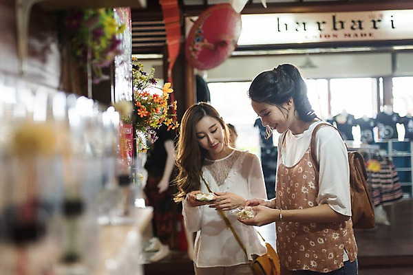 포토 JPG 응시 여자 해외여행 여행 파타야 태국 휴가 실내 서기 들기 상반신 20대 성인 두명 앞모습 옆모습 아웃포커스 친구 쇼핑 우정 한국인 기념품 기념품가게 성인여자만 국내포토 해외 시선 아시아 뷰포인트 관계 모션 촬영기법 사람 동양인 청년 내부 상점 오브젝트 여자만 성인만 파일형식