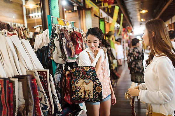 포토 JPG 응시 여자 해외여행 여행 가방 파타야 태국 휴가 실내 서기 들기 여러명 상반신 20대 성인 앞모습 옆모습 아웃포커스 친구 쇼핑 우정 한국인 시장 구경 기념품 기념품가게 국내포토 해외 시선 잡화 아시아 뷰포인트 다수 관계 모션 촬영기법 사람 동양인 청년 내부 상점 오브젝트 파일형식