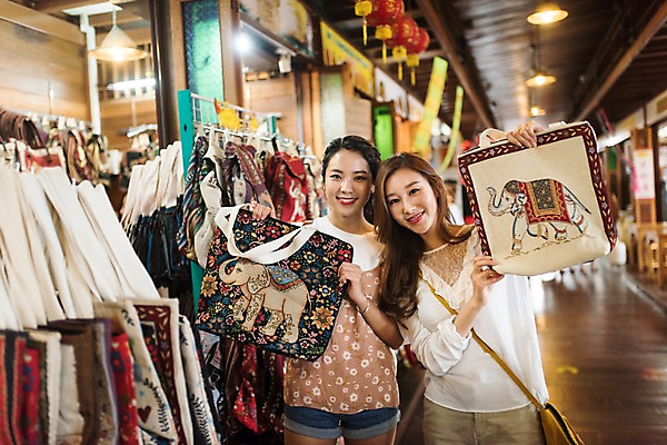 포토 JPG 외국인 여자 해외여행 여행 가방 파타야 태국 휴가 실내 서기 웃음 들기 여러명 상반신 20대 성인 앞모습 아웃포커스 친구 쇼핑 우정 한국인 기념품 기념품가게 국내포토 해외 잡화 아시아 뷰포인트 다수 관계 모션 촬영기법 표정 사람 동양인 인종 청년 내부 상점 오브젝트 파일형식