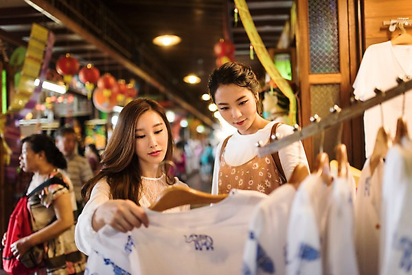 포토 JPG 외국인 응시 옷 여자 해외여행 여행 파타야 태국 휴가 실내 서기 여러명 상반신 20대 성인 앞모습 아웃포커스 친구 쇼핑 우정 한국인 옷고르기 국내포토 해외 시선 아시아 뷰포인트 다수 관계 모션 촬영기법 사람 동양인 인종 청년 내부 파일형식