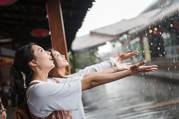 포토 JPG 주간 응시 여자 해외여행 여행 파타야 태국 휴가 서기 상반신 20대 성인 야외 두명 옆모습 아웃포커스 친구 우정 한국인 올려보기 비 손내밀기 빗물 수상시장 성인여자만 국내포토 자연요소 해외 시선 아시아 뷰포인트 관계 모션 날씨 촬영기법 사람 동양인 손짓 청년 비_날씨 시장 여자만 성인만 파일형식