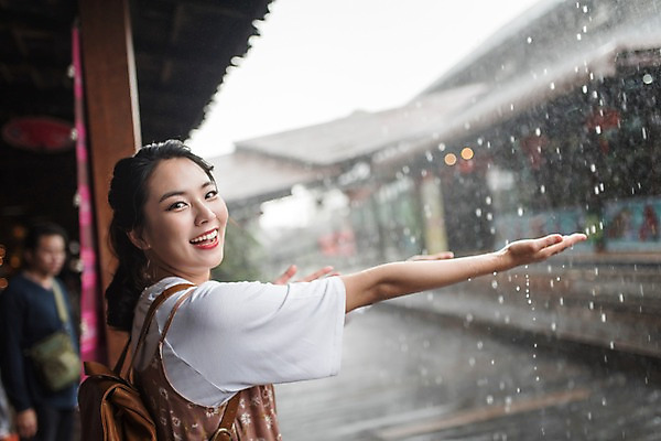 포토 JPG 주간 외국인 여자 남자 해외여행 여행 파타야 태국 휴가 서기 웃음 상반신 20대 성인 야외 두명 옆모습 아웃포커스 한국인 비 손내밀기 빗물 수상시장 국내포토 자연요소 해외 아시아 뷰포인트 모션 날씨 촬영기법 표정 사람 동양인 인종 손짓 청년 비_날씨 시장 파일형식
