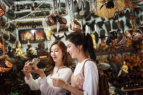 포토 JPG 응시 여자 해외여행 여행 파타야 태국 휴가 실내 서기 웃음 들기 상반신 20대 성인 두명 옆모습 아웃포커스 친구 쇼핑 우정 한국인 기념품 기념품가게 성인여자만 국내포토 해외 시선 아시아 뷰포인트 관계 모션 촬영기법 표정 사람 동양인 청년 내부 상점 오브젝트 여자만 성인만 파일형식