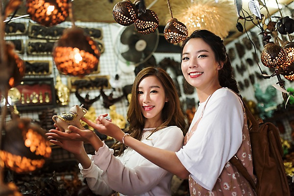 포토 JPG 여자 해외여행 여행 파타야 태국 휴가 실내 서기 웃음 상반신 20대 성인 두명 옆모습 아웃포커스 친구 쇼핑 우정 한국인 기념품 기념품가게 성인여자만 국내포토 해외 아시아 뷰포인트 관계 모션 촬영기법 표정 사람 동양인 청년 내부 상점 오브젝트 여자만 성인만 파일형식