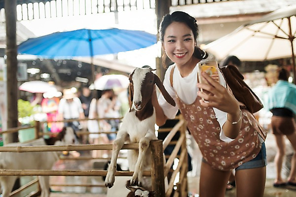 포토 JPG 주간 여자 해외여행 여행 파타야 태국 휴가 염소 서기 웃음 들기 여러명 상반신 20대 성인 야외 앞모습 아웃포커스 스마트폰 사진촬영 한국인 셀프카메라 수상시장 국내포토 자연요소 해외 아시아 뷰포인트 다수 포유류 모션 촬영기법 표정 사람 동양인 청년 핸드폰 스마트기기 촬영 시장 파일형식