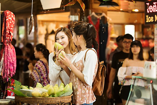 포토 JPG 외국인 응시 여자 남자 해외여행 여행 과일 파타야 태국 휴가 실내 서기 웃음 여러명 상반신 20대 성인 옆모습 아웃포커스 친구 우정 한국인 냄새 망고 수상시장 국내포토 해외 시선 아시아 뷰포인트 다수 관계 모션 촬영기법 표정 사람 동양인 인종 청년 내부 시장 열대과일 파일형식