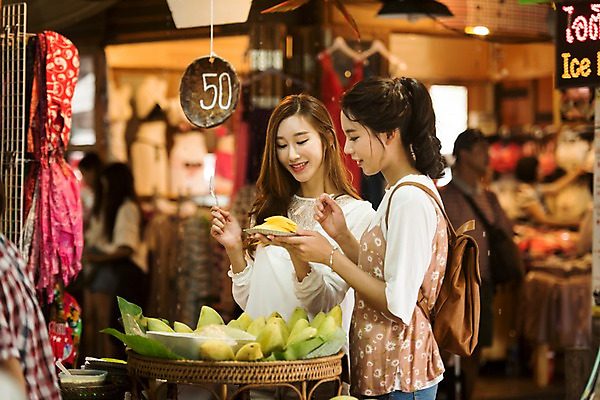 포토 JPG 외국인 응시 여자 남자 해외여행 여행 과일 파타야 태국 휴가 실내 서기 웃음 들기 여러명 상반신 20대 성인 앞모습 옆모습 아웃포커스 친구 우정 한국인 망고 수상시장 국내포토 해외 시선 아시아 뷰포인트 다수 관계 모션 촬영기법 표정 사람 동양인 인종 청년 내부 시장 열대과일 파일형식