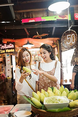포토 JPG 여자 해외여행 여행 과일 파타야 태국 휴가 실내 서기 웃음 들기 상반신 20대 성인 두명 앞모습 아웃포커스 친구 우정 한국인 수상시장 성인여자만 국내포토 해외 아시아 뷰포인트 관계 모션 촬영기법 표정 사람 동양인 청년 내부 시장 여자만 성인만 파일형식