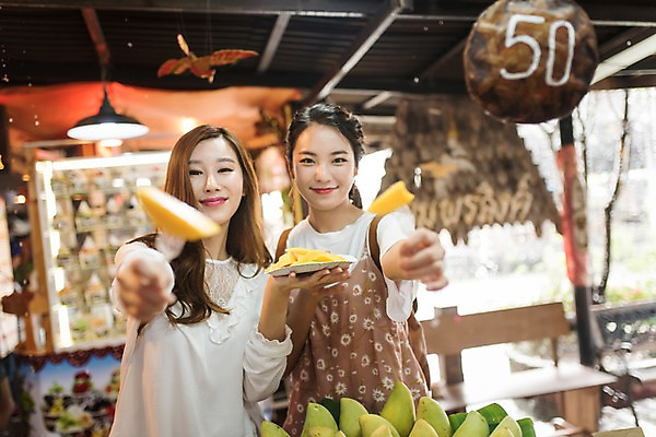 포토 JPG 여자 해외여행 여행 과일 파타야 태국 휴가 실내 서기 미소 들기 상반신 20대 성인 두명 앞모습 아웃포커스 친구 우정 한국인 주기 망고 수상시장 성인여자만 국내포토 해외 아시아 뷰포인트 관계 모션 촬영기법 표정 사람 동양인 청년 내부 시장 열대과일 여자만 성인만 파일형식