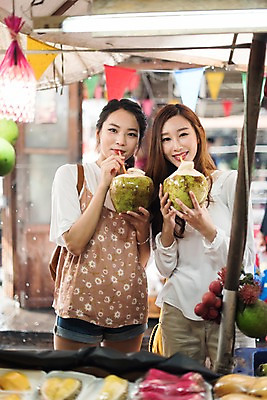 포토 JPG 여자 해외여행 여행 과일 파타야 태국 휴가 서기 웃음 들기 상반신 20대 성인 야외 두명 앞모습 아웃포커스 친구 우정 한국인 먹기 코코넛 수상시장 코코넛주스 성인여자만 국내포토 해외 아시아 뷰포인트 관계 모션 촬영기법 표정 사람 동양인 청년 주스 시장 여자만 성인만 파일형식