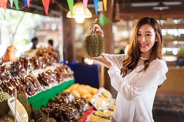 포토 JPG 여자 해외여행 여행 과일 파타야 태국 휴가 실내 한명 서기 웃음 들기 상반신 20대 성인 옆모습 아웃포커스 한국인 두리안 수상시장 국내포토 1 해외 아시아 뷰포인트 모션 촬영기법 표정 사람 동양인 청년 내부 시장 파일형식