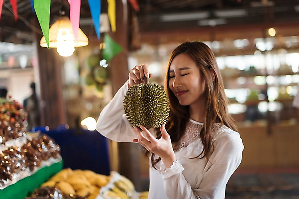 포토 JPG 여자 해외여행 여행 과일 파타야 태국 휴가 실내 한명 서기 웃음 들기 상반신 20대 성인 옆모습 아웃포커스 한국인 두리안 수상시장 성인여자한명만 국내포토 1 해외 아시아 뷰포인트 모션 촬영기법 표정 사람 동양인 청년 내부 시장 여자한명만 성인여자만 파일형식