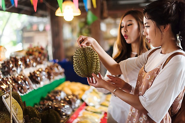 포토 JPG 응시 여자 해외여행 여행 과일 파타야 태국 휴가 실내 서기 들기 상반신 20대 성인 두명 옆모습 아웃포커스 친구 우정 한국인 호기심 두리안 수상시장 성인여자만 국내포토 해외 시선 감정 아시아 뷰포인트 컨셉 관계 모션 촬영기법 사람 동양인 청년 내부 시장 여자만 성인만 파일형식