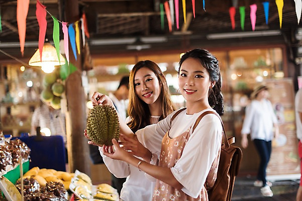 포토 JPG 여자 해외여행 여행 과일 파타야 태국 휴가 실내 서기 웃음 들기 여러명 상반신 20대 성인 옆모습 아웃포커스 친구 우정 한국인 두리안 수상시장 국내포토 해외 아시아 뷰포인트 다수 관계 모션 촬영기법 표정 사람 동양인 청년 내부 시장 파일형식