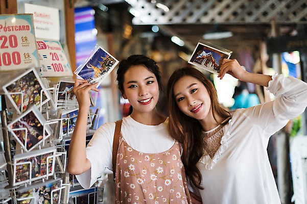 포토 JPG 여자 해외여행 여행 파타야 태국 휴가 실내 서기 웃음 들기 상반신 20대 성인 두명 앞모습 친구 쇼핑 우정 한국인 기념품 기념사진 성인여자만 국내포토 해외 아시아 뷰포인트 관계 모션 표정 사람 동양인 청년 내부 오브젝트 여자만 성인만 파일형식
