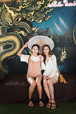 포토 JPG 전신 여자 해외여행 여행 우산 파타야 태국 휴가 실내 들기 앉기 20대 성인 두명 앞모습 친구 우정 한국인 전통우산 성인여자만 국내포토 해외 아시아 뷰포인트 관계 모션 사람 동양인 청년 내부 여자만 성인만 파일형식