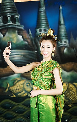 포토 JPG 여자 해외여행 여행 파타야 태국 휴가 실내 한명 서기 웃음 들기 상반신 20대 성인 앞모습 아웃포커스 스마트폰 사진촬영 한국인 전통의상 셀프카메라 성인여자한명만 국내포토 1 전통 해외 아시아 뷰포인트 모션 촬영기법 표정 사람 동양인 청년 내부 핸드폰 스마트기기 촬영 여자한명만 성인여자만 파일형식 나라 인종 전자제품 여자만 성인만