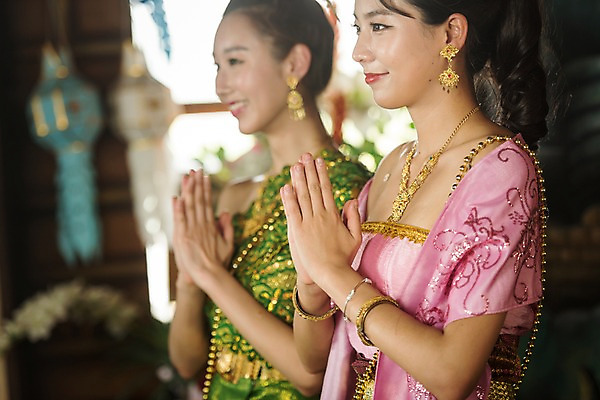 포토 JPG 응시 여자 해외여행 여행 파타야 태국 휴가 실내 서기 웃음 상반신 20대 성인 두명 옆모습 아웃포커스 친구 우정 한국인 전통의상 전통체험 합장 수상시장 성인여자만 국내포토 전통 해외 시선 아시아 뷰포인트 관계 모션 촬영기법 표정 사람 동양인 손짓 청년 내부 체험 시장 여자만 성인만 파일형식