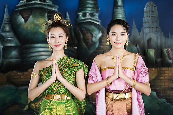 포토 JPG 여자 해외여행 여행 파타야 태국 휴가 실내 서기 미소 상반신 20대 성인 두명 앞모습 아웃포커스 친구 우정 한국인 전통의상 전통체험 합장 수상시장 성인여자만 국내포토 전통 해외 아시아 뷰포인트 관계 모션 촬영기법 표정 사람 동양인 손짓 청년 내부 체험 시장 여자만 성인만 파일형식