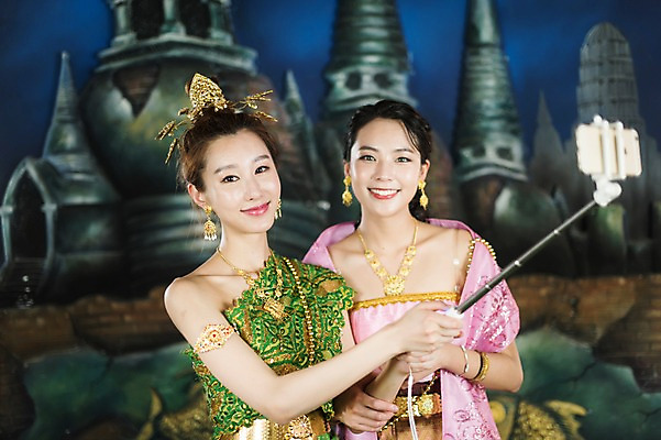 포토 JPG 여자 해외여행 여행 파타야 태국 휴가 실내 서기 웃음 들기 상반신 20대 성인 두명 앞모습 아웃포커스 친구 사진촬영 우정 한국인 전통의상 셀프카메라 전통체험 셀카봉 수상시장 성인여자만 국내포토 전통 해외 아시아 뷰포인트 관계 모션 촬영기법 표정 사람 동양인 청년 내부 촬영 체험 시장 여자만 성인만 파일형식