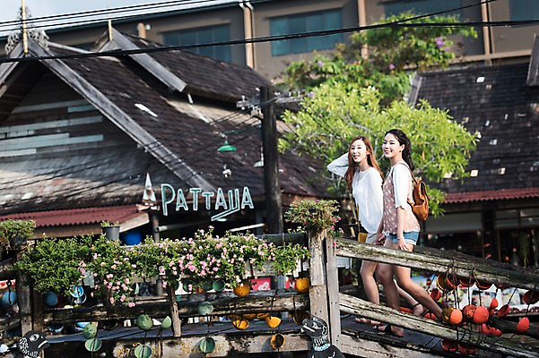 포토 JPG 주간 여자 해외여행 여행 파타야 태국 휴가 웃음 상반신 20대 성인 야외 두명 옆모습 친구 걷기 우정 한국인 수상시장 가교 성인여자만 국내포토 자연요소 해외 건축물 아시아 뷰포인트 관계 모션 표정 사람 동양인 청년 시장 여자만 성인만 파일형식