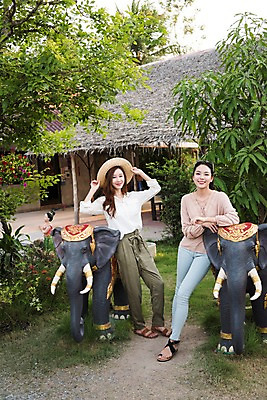 포토 JPG 주간 전신 여자 해외여행 여행 파타야 태국 휴가 코끼리 서기 웃음 20대 성인 야외 두명 앞모습 친구 모형 기댐 우정 한국인 성인여자만 국내포토 자연요소 해외 아시아 뷰포인트 포유류 관계 모션 표정 사람 동양인 청년 여자만 성인만 파일형식