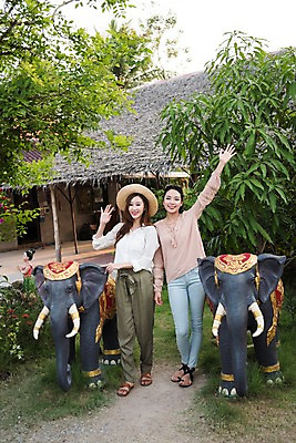 포토 JPG 주간 전신 여자 해외여행 여행 파타야 태국 휴가 코끼리 서기 웃음 20대 성인 야외 두명 앞모습 친구 모형 우정 한국인 성인여자만 국내포토 자연요소 해외 아시아 뷰포인트 포유류 관계 모션 표정 사람 동양인 청년 여자만 성인만 파일형식