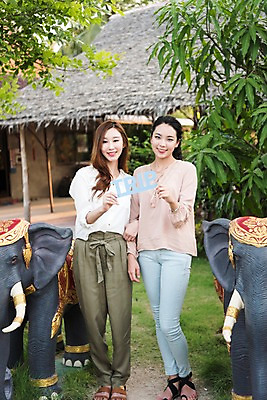 포토 JPG 주간 전신 여자 해외여행 여행 파타야 태국 휴가 코끼리 서기 웃음 들기 20대 성인 야외 두명 앞모습 친구 모형 팔짱 우정 한국인 성인여자만 국내포토 자연요소 해외 아시아 뷰포인트 포유류 관계 모션 표정 사람 동양인 청년 여자만 성인만 파일형식