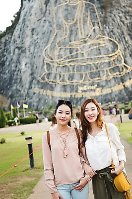 포토 JPG 주간 여자 해외여행 여행 파타야 태국 휴가 서기 웃음 상반신 20대 성인 야외 두명 앞모습 아웃포커스 친구 팔짱 우정 절벽 한국인 사원 황금절벽사원 성인여자만 국내포토 자연요소 해외 아시아 뷰포인트 비즈니스 관계 모션 촬영기법 표정 사람 동양인 청년 여자만 성인만 파일형식