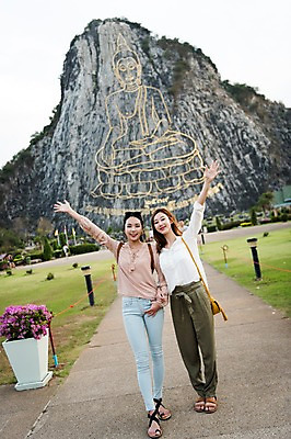 포토 JPG 주간 전신 여자 해외여행 여행 파타야 태국 휴가 서기 웃음 20대 성인 야외 두명 앞모습 아웃포커스 친구 손들기 팔짱 우정 한국인 사원 황금절벽사원 성인여자만 국내포토 자연요소 해외 아시아 뷰포인트 비즈니스 관계 모션 촬영기법 표정 사람 동양인 청년 여자만 성인만 파일형식