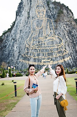포토 JPG 주간 여자 해외여행 여행 파타야 태국 휴가 안내 서기 웃음 들기 상반신 20대 성인 야외 두명 옆모습 아웃포커스 친구 우정 한국인 가리킴 사원 가이드북 황금절벽사원 성인여자만 국내포토 자연요소 해외 아시아 뷰포인트 비즈니스 관계 모션 촬영기법 표정 사람 동양인 손짓 청년 여자만 성인만 파일형식