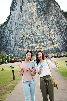 포토 JPG 주간 여자 해외여행 여행 파타야 태국 휴가 서기 웃음 들기 상반신 20대 성인 야외 두명 앞모습 아웃포커스 친구 우정 한국인 가리킴 사원 황금절벽사원 성인여자만 국내포토 자연요소 해외 아시아 뷰포인트 비즈니스 관계 모션 촬영기법 표정 사람 동양인 손짓 청년 여자만 성인만 파일형식