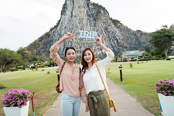 포토 JPG 주간 여자 해외여행 여행 파타야 태국 휴가 서기 웃음 들기 상반신 20대 성인 야외 두명 앞모습 친구 우정 한국인 가리킴 사원 황금절벽사원 성인여자만 국내포토 자연요소 해외 아시아 뷰포인트 비즈니스 관계 모션 표정 사람 동양인 손짓 청년 여자만 성인만 파일형식