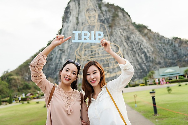 포토 JPG 주간 여자 해외여행 여행 파타야 태국 휴가 서기 웃음 들기 상반신 20대 성인 야외 두명 앞모습 아웃포커스 친구 우정 한국인 가리킴 사원 황금절벽사원 성인여자만 국내포토 자연요소 해외 아시아 뷰포인트 비즈니스 관계 모션 촬영기법 표정 사람 동양인 손짓 청년 여자만 성인만 파일형식